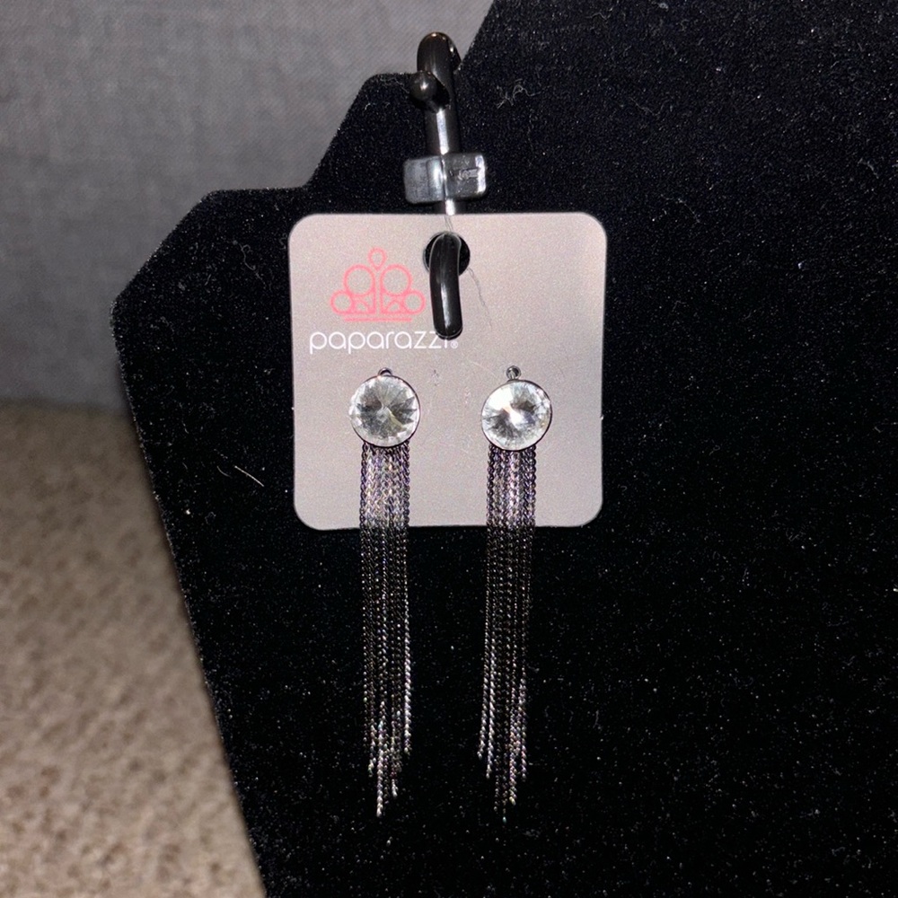 Cute dangling earrings with big diamonds at the top!